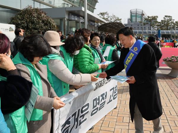 설 명절 귀성객 대상 의대신설 홍보 캠페인 첨부이미지 : 24년02월08일 설 명절 귀성객 대상 의대신설 홍보 캠페인(순천역) - 061.jpg