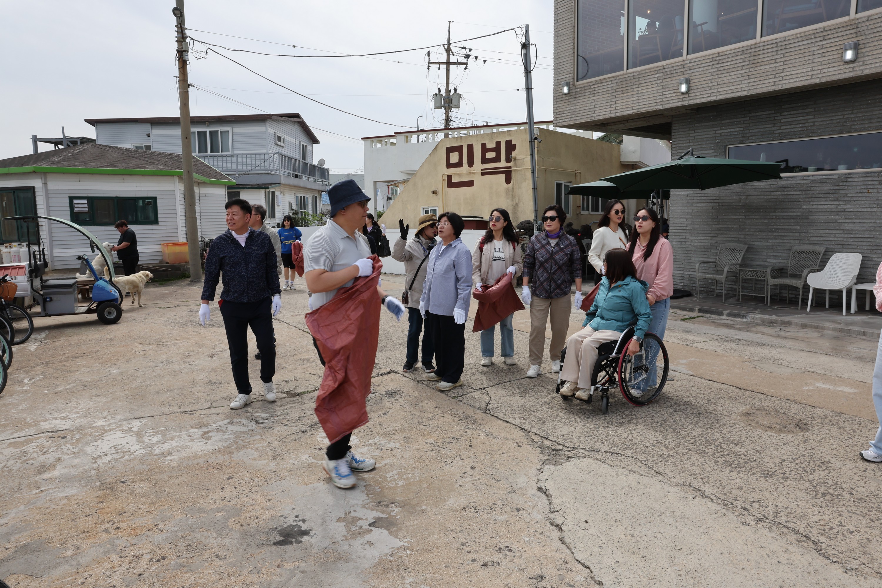 제379회 임시회 보건복지환경위원회 해상자원 보호를 위한 환경정화 현지활동 현지활동 첨부이미지 : 24년04월19일 제379회 임시회 보건복지환경위원회 해상자원 보호를 위한 환경정활  현지활동 - 039.jpg