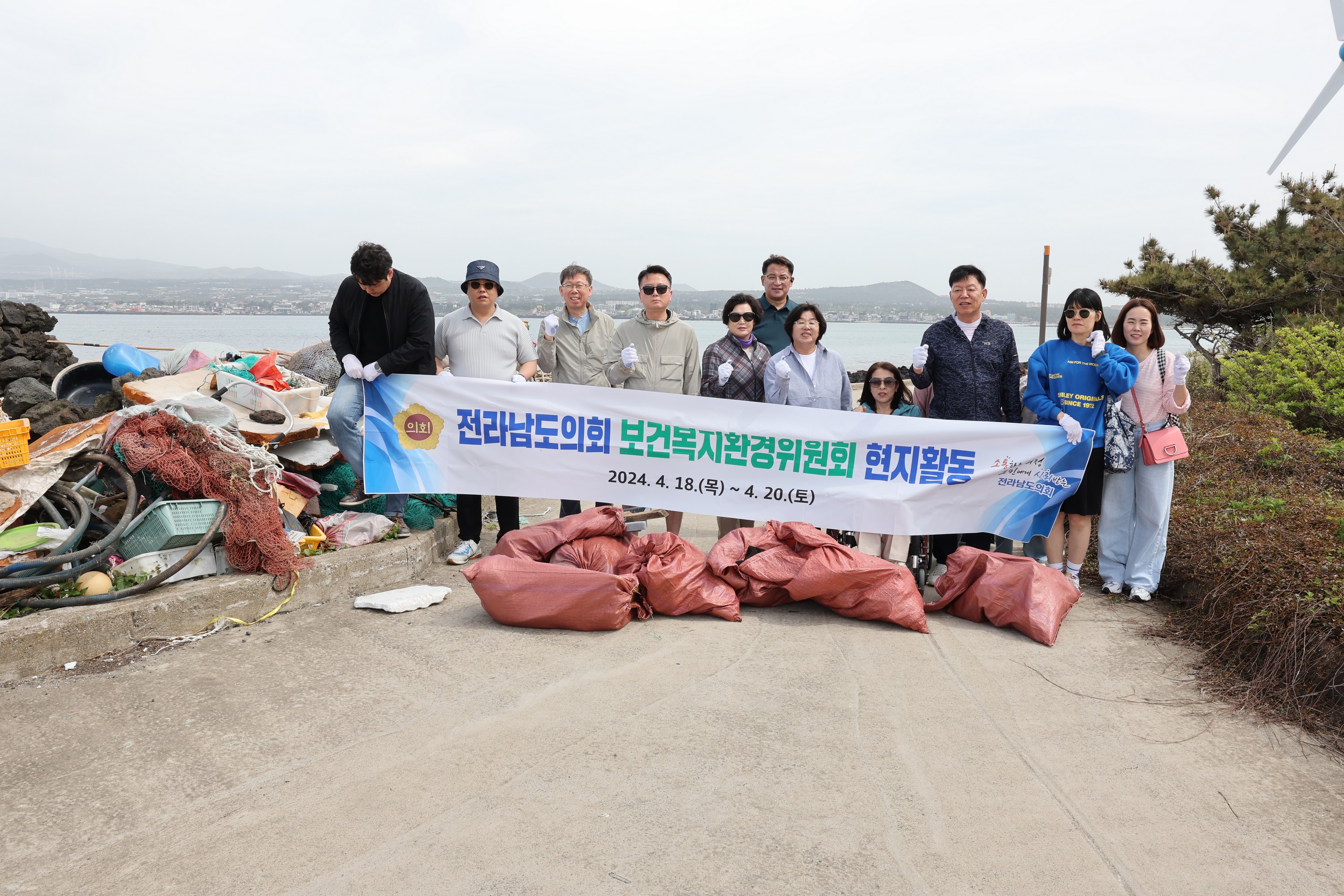 제379회 임시회 보건복지환경위원회 해상자원 보호를 위한 환경정화 현지활동 현지활동 첨부이미지 : 24년04월19일 제379회 임시회 보건복지환경위원회 해상자원 보호를 위한 환경정활  현지활동 - 066.jpg