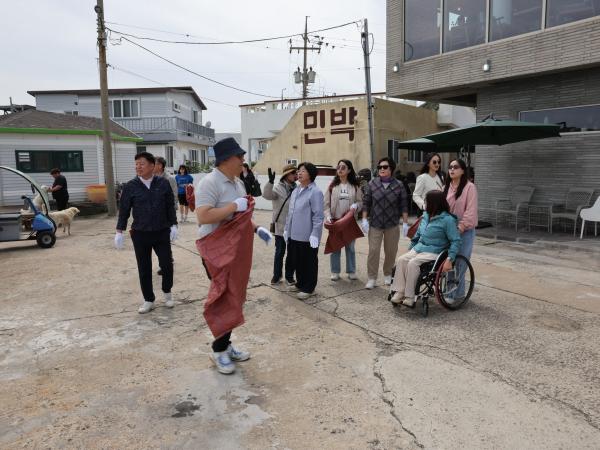 제379회 임시회 보건복지환경위원회 해상자원 보호를 위한 환경정화 현지활동 현지활동 첨부이미지 : 24년04월19일 제379회 임시회 보건복지환경위원회 해상자원 보호를 위한 환경정활  현지활동 - 039.jpg