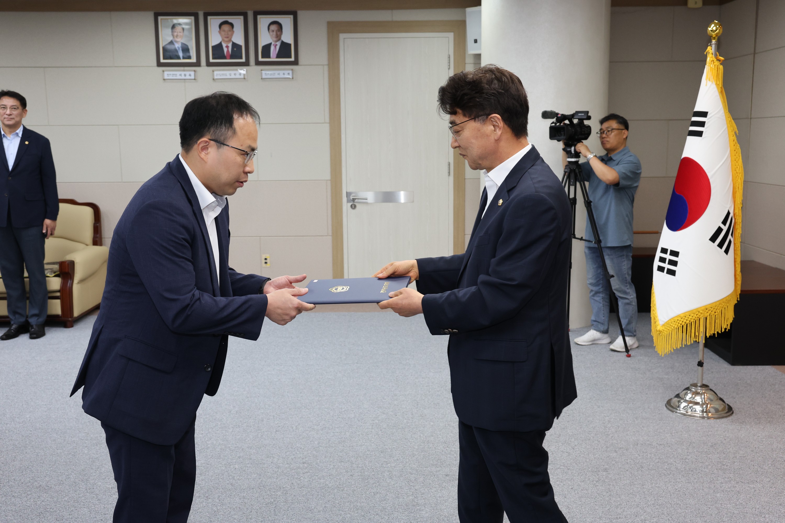 전라남도의회 정기인사 임용장 수여식 첨부이미지 : 24년07월11일 전라남도의회 정기인사 임용장 수여식 - 026.jpg