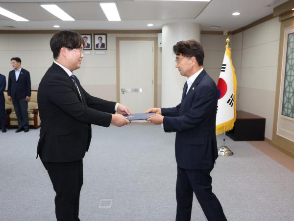 전라남도의회 정기인사 임용장 수여식 첨부이미지 : 24년07월11일 전라남도의회 정기인사 임용장 수여식 - 048.jpg