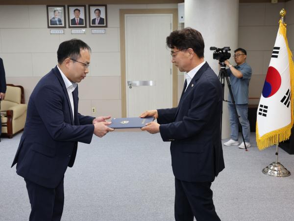 전라남도의회 정기인사 임용장 수여식 첨부이미지 : 24년07월11일 전라남도의회 정기인사 임용장 수여식 - 026.jpg