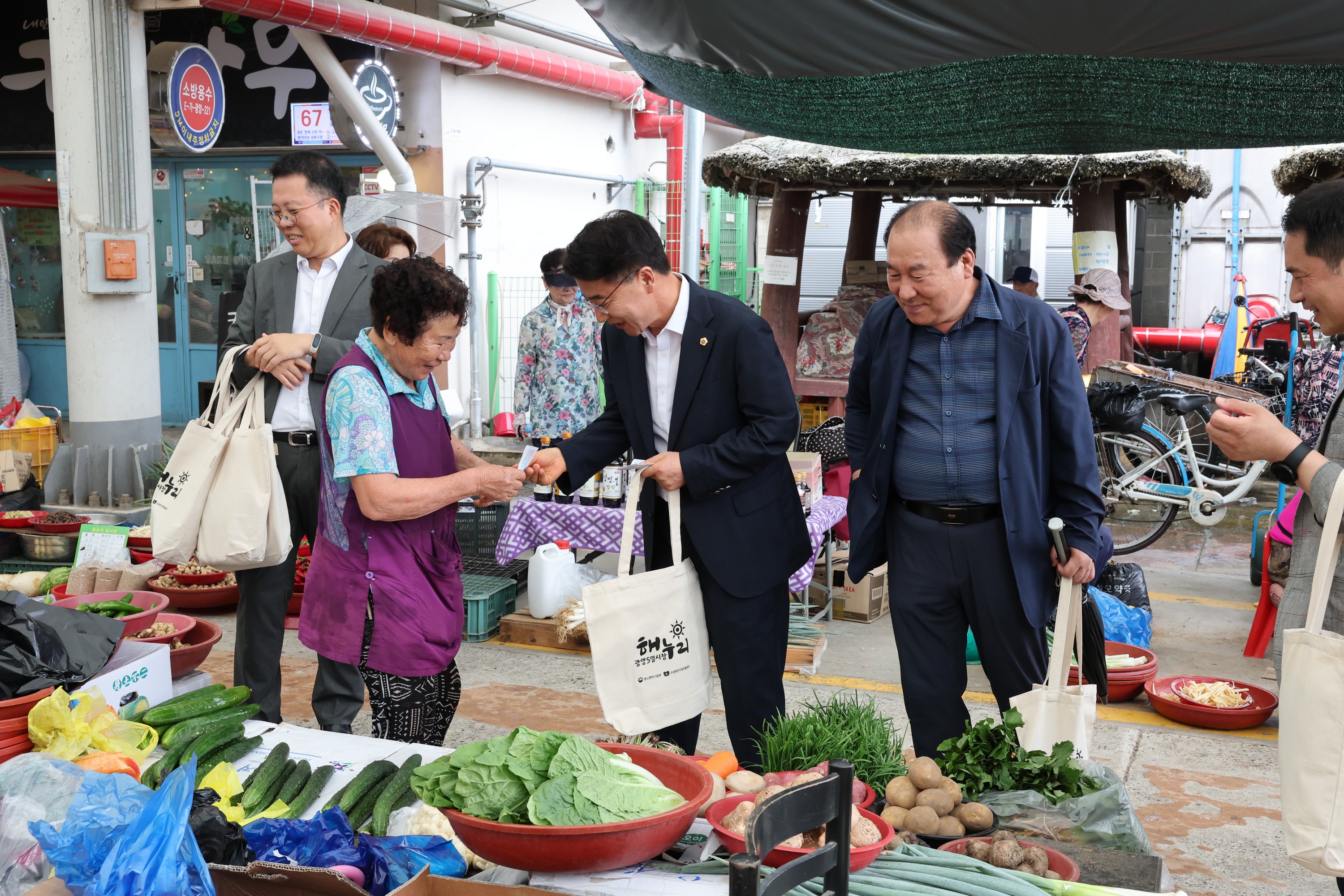 추석 명절 맞이 전통시장 장보기 첨부이미지 : 24년09월11일 추석 명절 맞이 전통시장 장보기 - 040.jpg