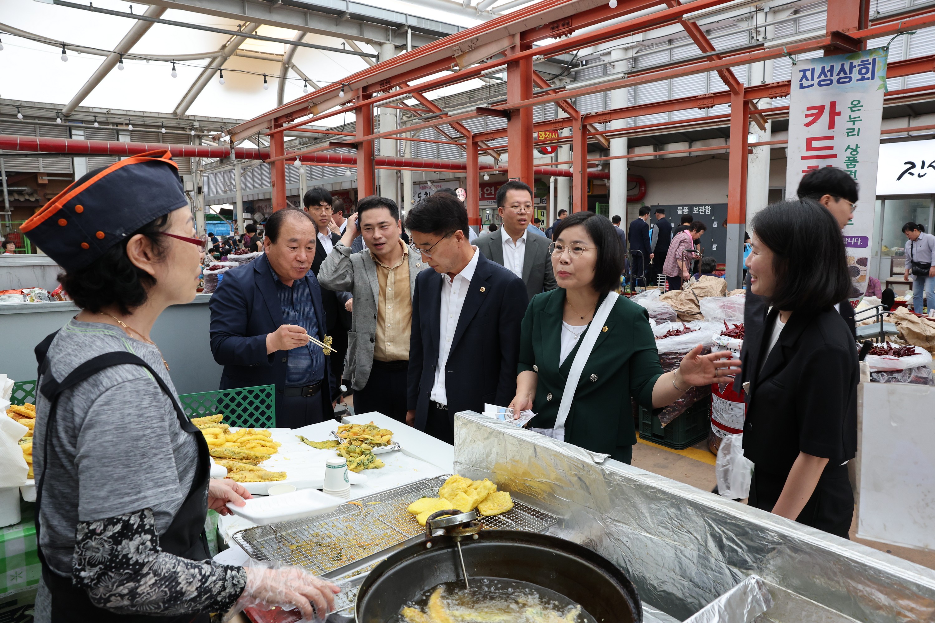 추석 명절 맞이 전통시장 장보기 첨부이미지 : 24년09월11일 추석 명절 맞이 전통시장 장보기 - 035.jpg