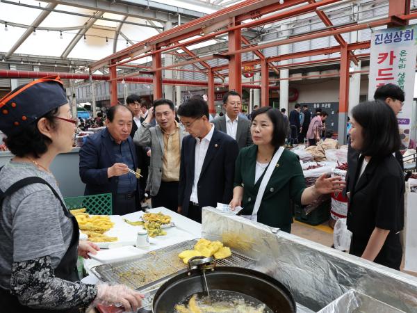 추석 명절 맞이 전통시장 장보기 첨부이미지 : 24년09월11일 추석 명절 맞이 전통시장 장보기 - 035.jpg