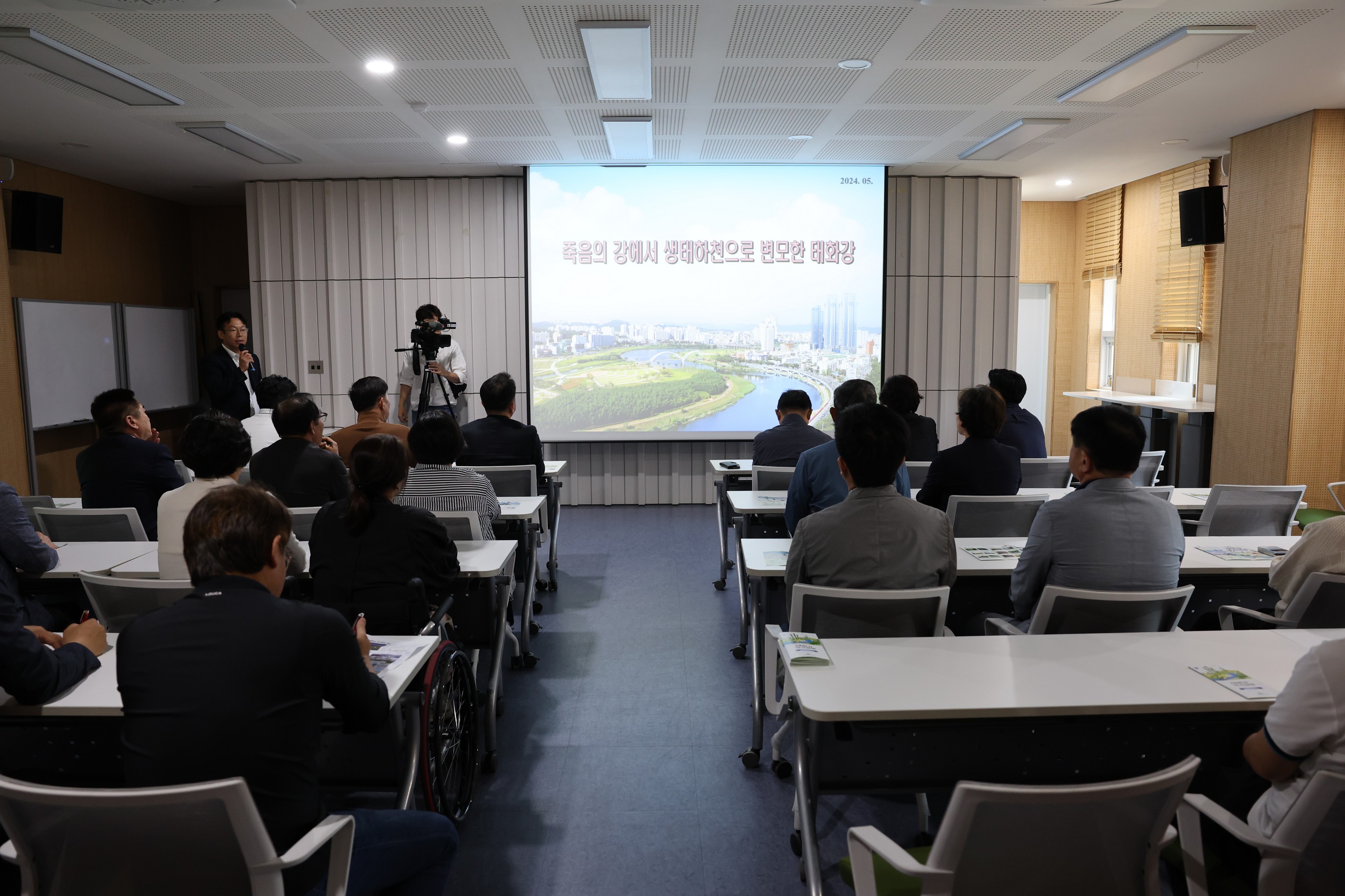 영산강 수질개선을 위한 광주-전남 시도의회 협의회 울산 태화강 국가정원 현지활동 첨부이미지 : 24년05월24일 영산강 수질개선을 위한 광주-전남 시도의회 협의회 현지활동 - 021.jpg