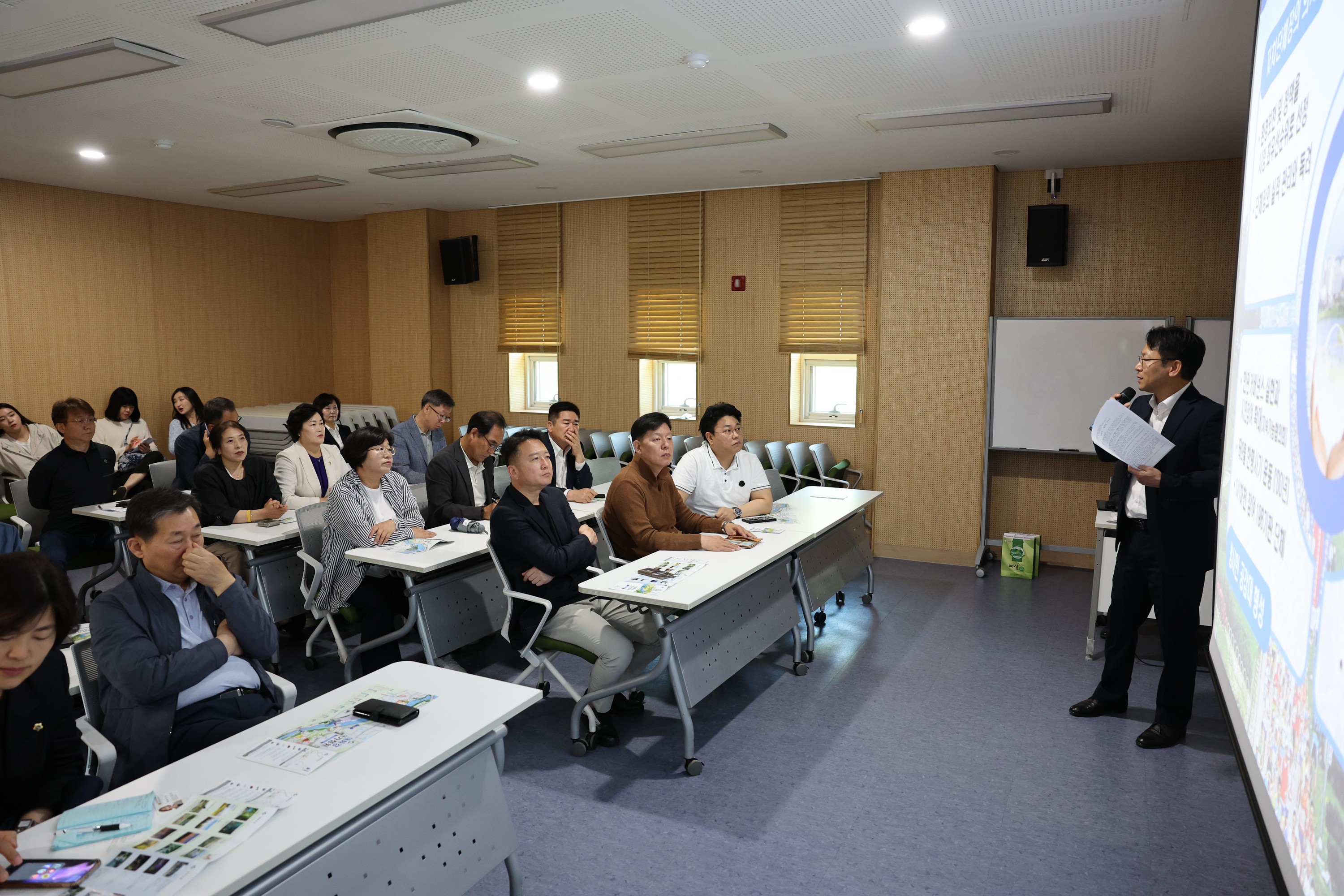 영산강 수질개선을 위한 광주-전남 시도의회 협의회 울산 태화강 국가정원 현지활동 첨부이미지 : 24년05월24일 영산강 수질개선을 위한 광주-전남 시도의회 협의회 현지활동 - 027.jpg