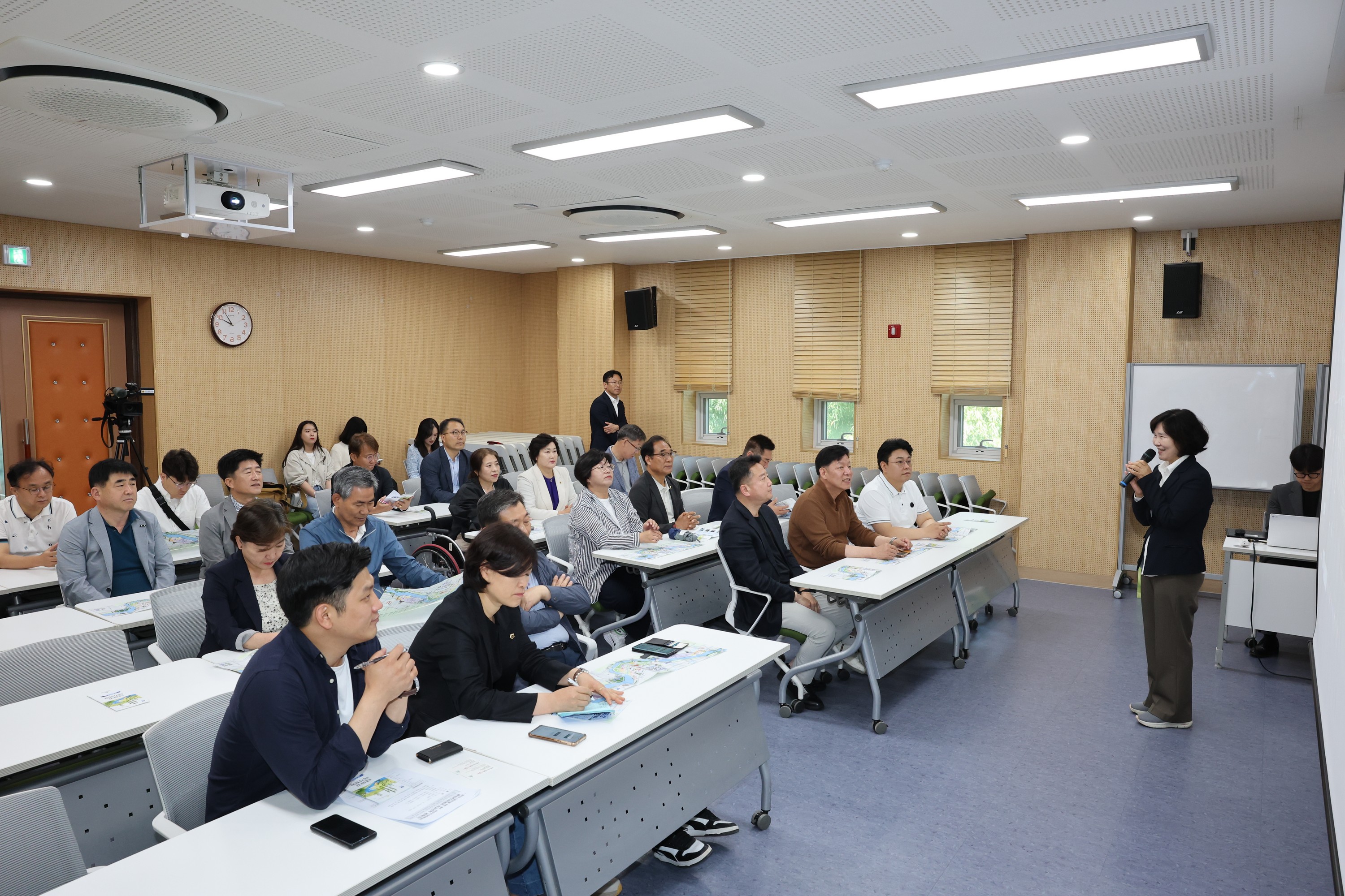 영산강 수질개선을 위한 광주-전남 시도의회 협의회 울산 태화강 국가정원 현지활동 첨부이미지 : 24년05월24일 영산강 수질개선을 위한 광주-전남 시도의회 협의회 현지활동 - 002.jpg