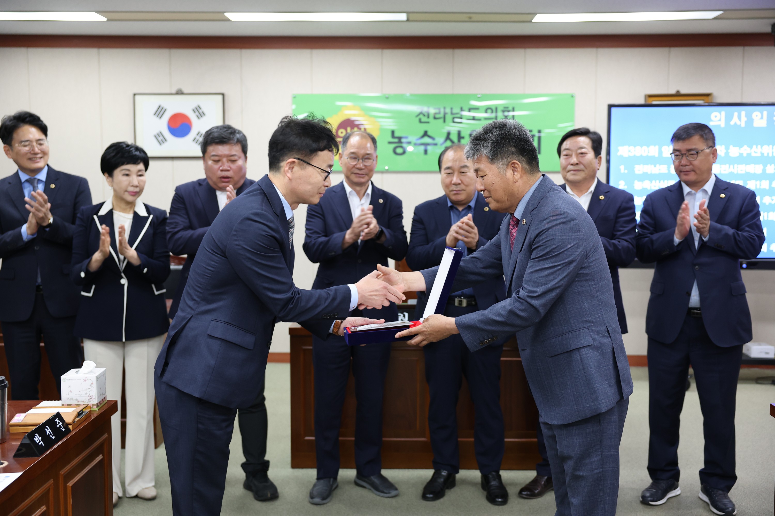 농수산위원회 식량원예과장 감사패 전달 첨부이미지 : 24년05월14일 농수산위원회 김영석 식량원예과장 감사패 전달식 - 004.jpg