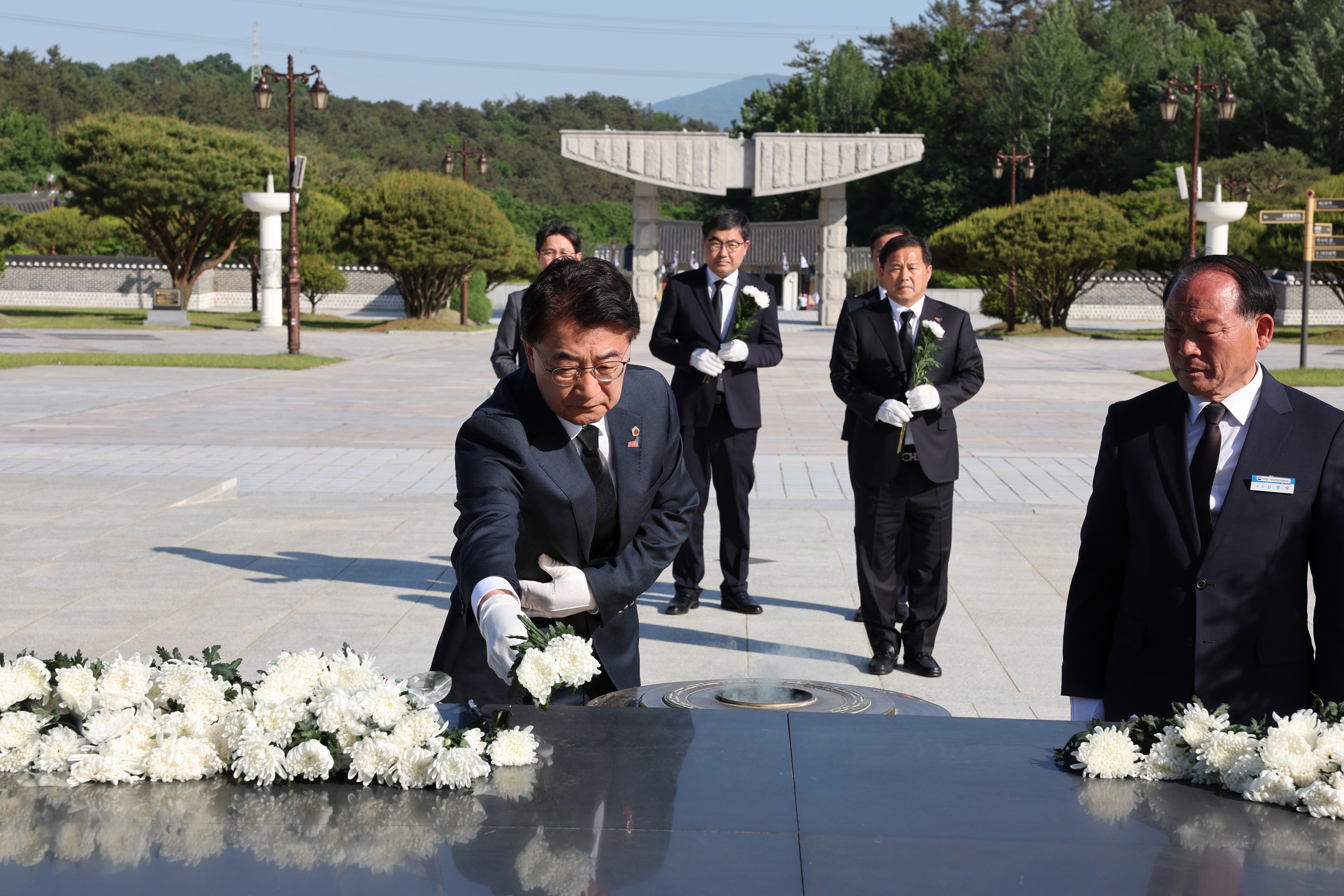 제44주년 5.18민주화운동 기념 참배 첨부이미지 : 24년05월13일 제44주년 5.18민주화운동 기념 참배 - 014.jpg