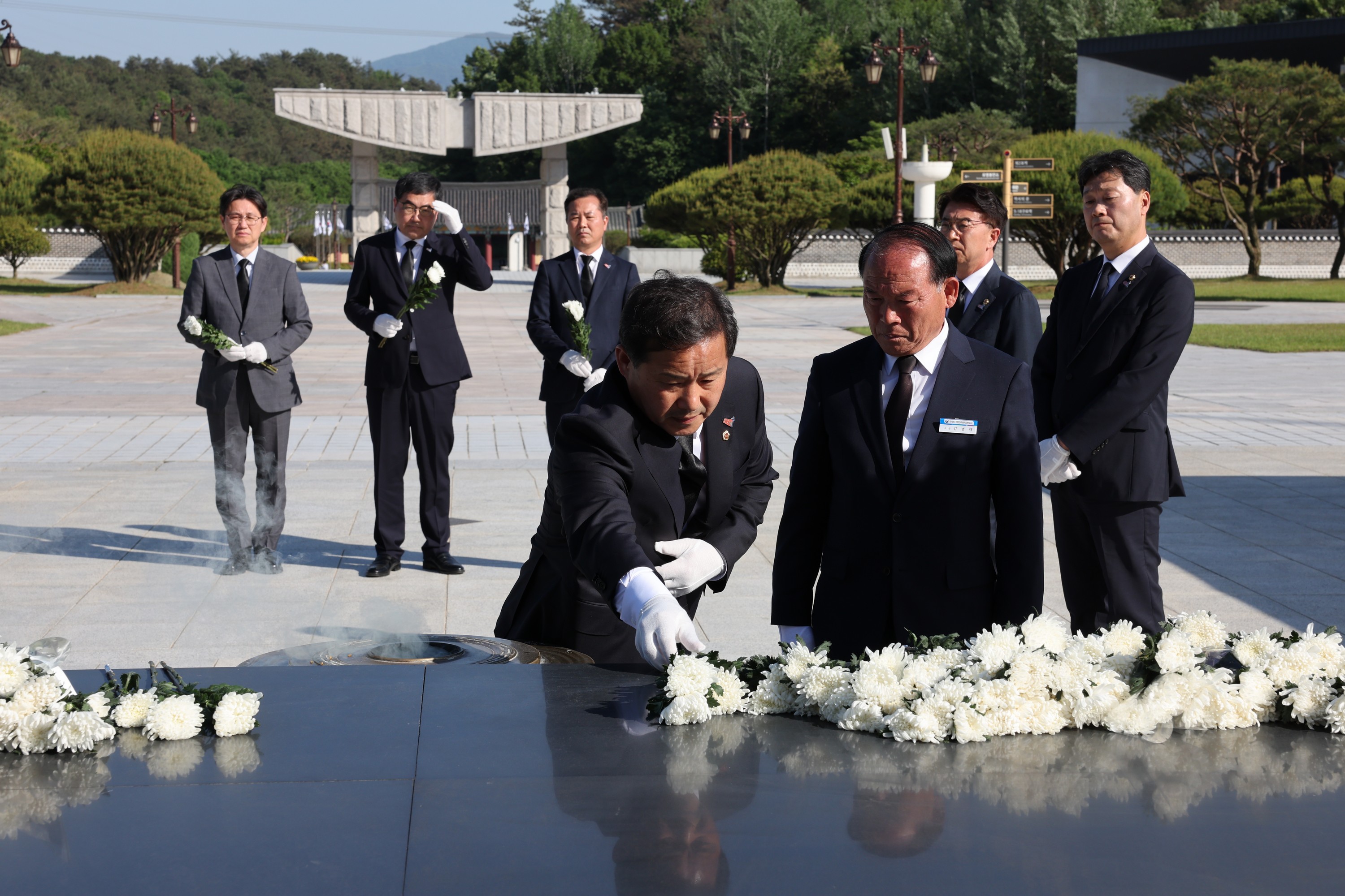 제44주년 5.18민주화운동 기념 참배 첨부이미지 : 24년05월13일 제44주년 5.18민주화운동 기념 참배 - 017.jpg