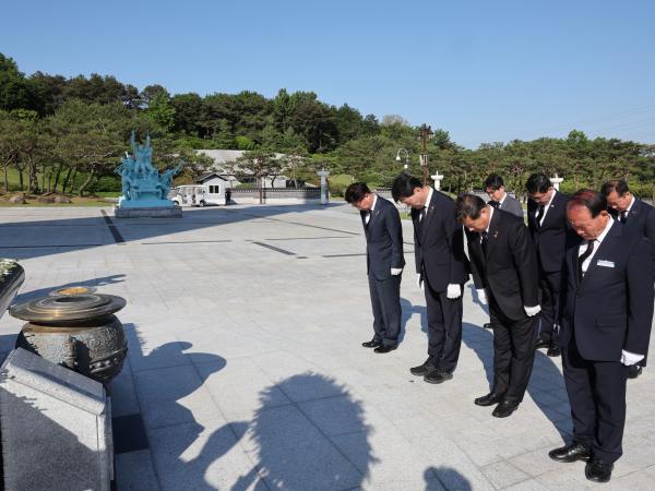 제44주년 5.18민주화운동 기념 참배 첨부이미지 : 24년05월13일 제44주년 5.18민주화운동 기념 참배 - 025.jpg