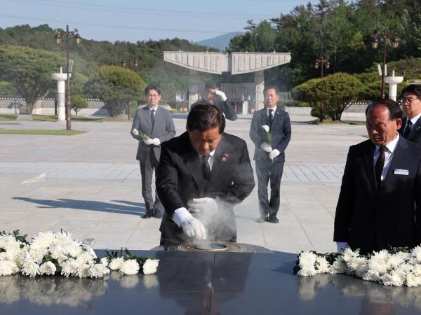 제44주년 5.18민주화운동 기념 참배 첨부이미지 : 24년05월13일 제44주년 5.18민주화운동 기념 참배 - 019.jpg