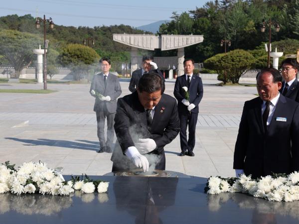 제44주년 5.18민주화운동 기념 참배 첨부이미지 : 24년05월13일 제44주년 5.18민주화운동 기념 참배 - 018.jpg