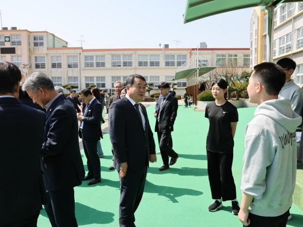 제378회 임시회 교육위원회 장성 삼계중.고등학교 현지활동 첨부이미지 : 24년03월18일 제378회 임시회 교육위원회 장성 삼계중.고등학교 현지활동 - 057.jpg